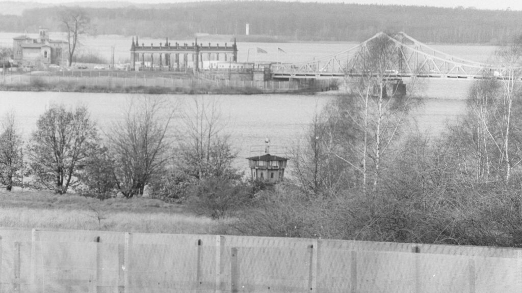 border-zone-schlosspark-babelsberg-grenzzaeune-wachturm-glienicker-bruecke